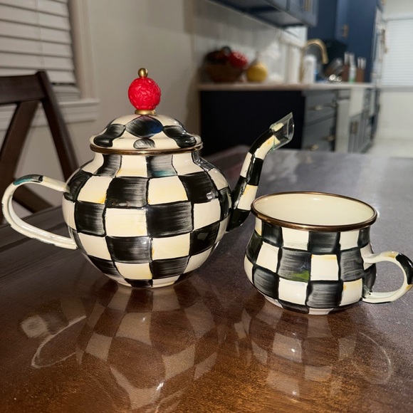 Mackenzie child Checkered Teapot and Cup Set